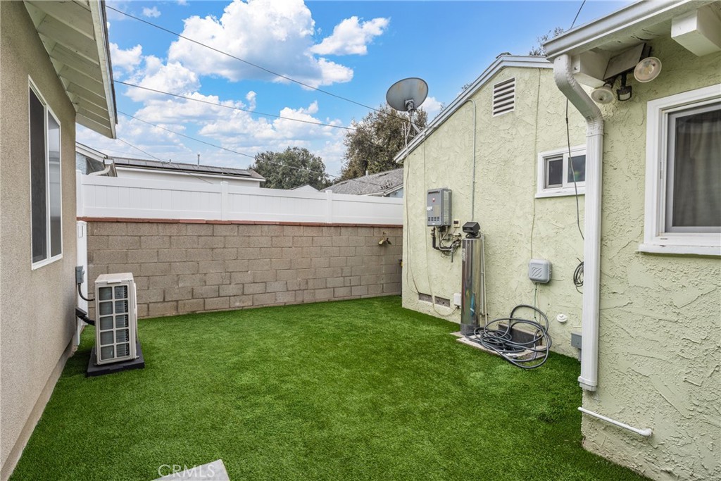 7977 Vista Del Rosa Street Downey, CA 90240 - Photo 27 of 53 a backyard of a house with lots of green space