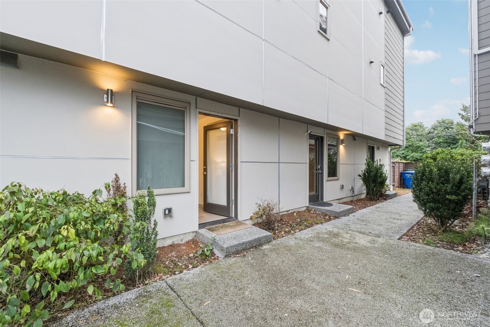 10503 Evanston Avenue North, Unit C Seattle, WA 98133 - Photo 24 of 25 a front view of a house with garden