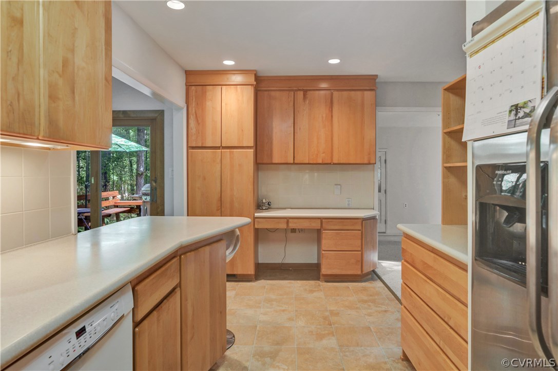 3307 7 Oaks Road Midlothian, VA 23112 - Photo 13 of 33 a kitchen with a sink refrigerator and cabinets