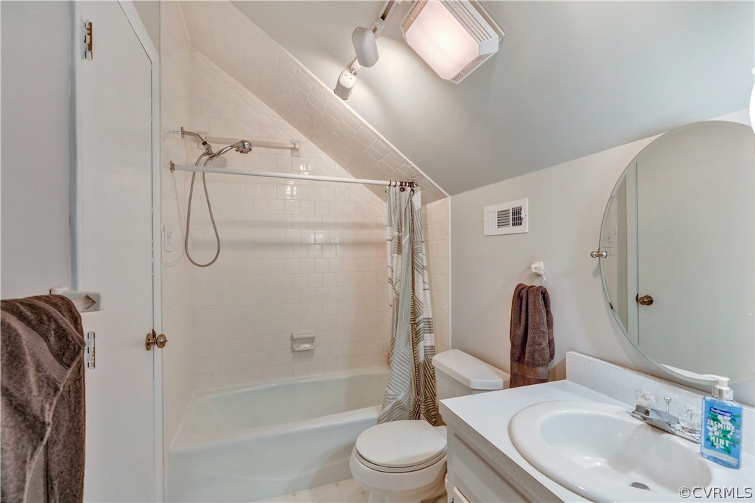 3307 7 Oaks Road Midlothian, VA 23112 - Photo 21 of 33 a bathroom with a sink toilet and shower