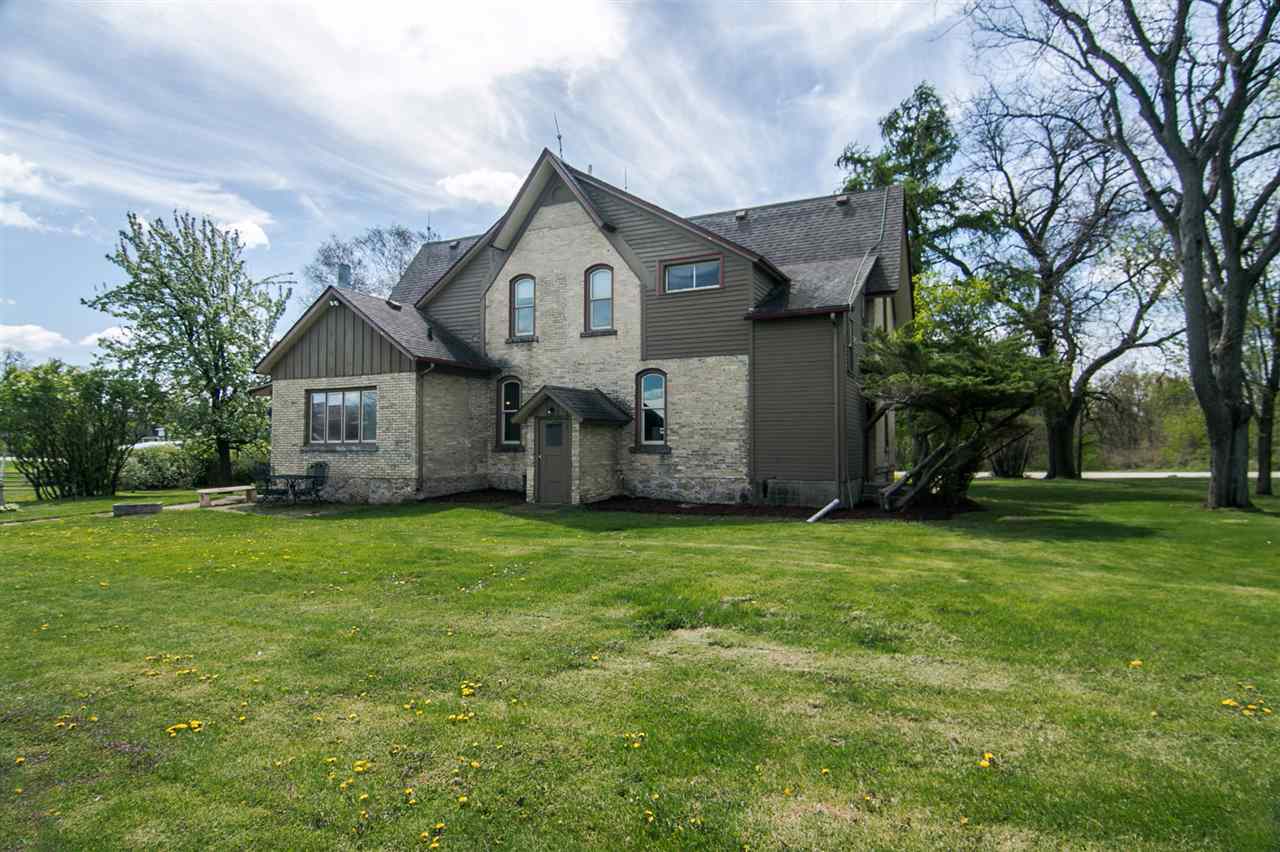 300 Manchester Road South Beloit, IL 61080 - Photo 5 of 18 a view of a house with backyard and garden