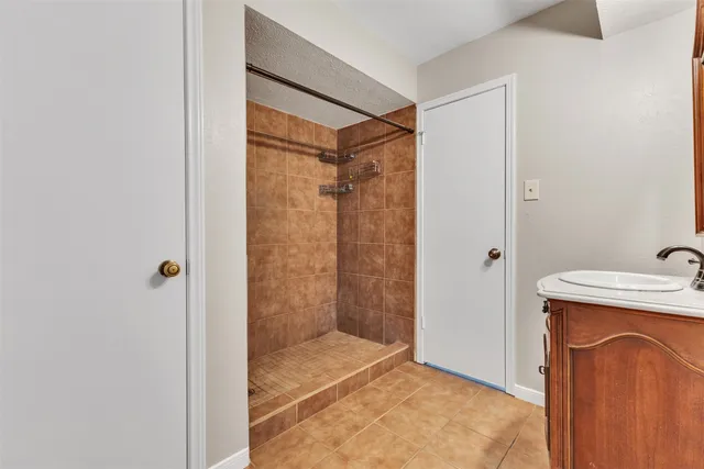 $2,000 | 8318 Amurwood Drive, Tomball, TX 77375