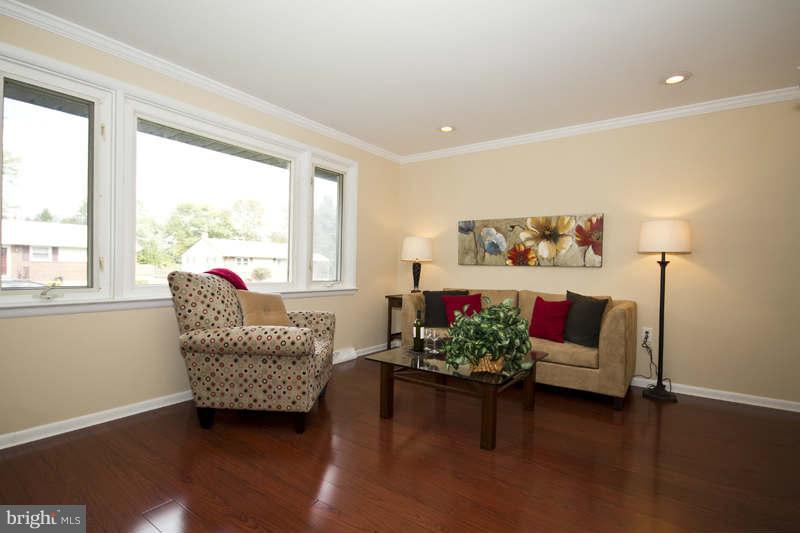 3141 Jeffrey Road Baltimore, MD 21244 - Photo 2 of 26 Living Room
