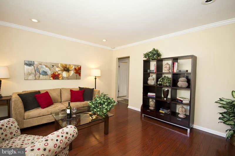 3141 Jeffrey Road Baltimore, MD 21244 - Photo 3 of 26 Living Room