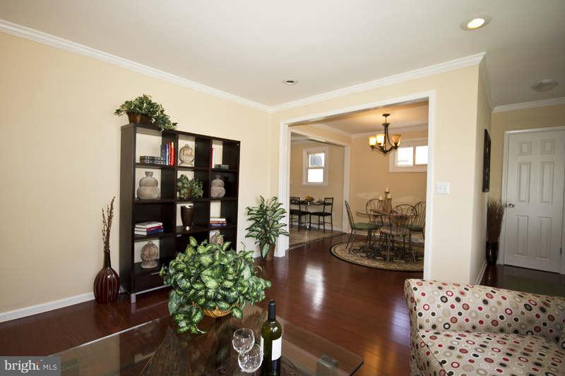 3141 Jeffrey Road Baltimore, MD 21244 - Photo 4 of 26 Living Room