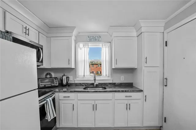 $2,350 | 70 Carroll Avenue, Unit 310, Newport, RI 02840