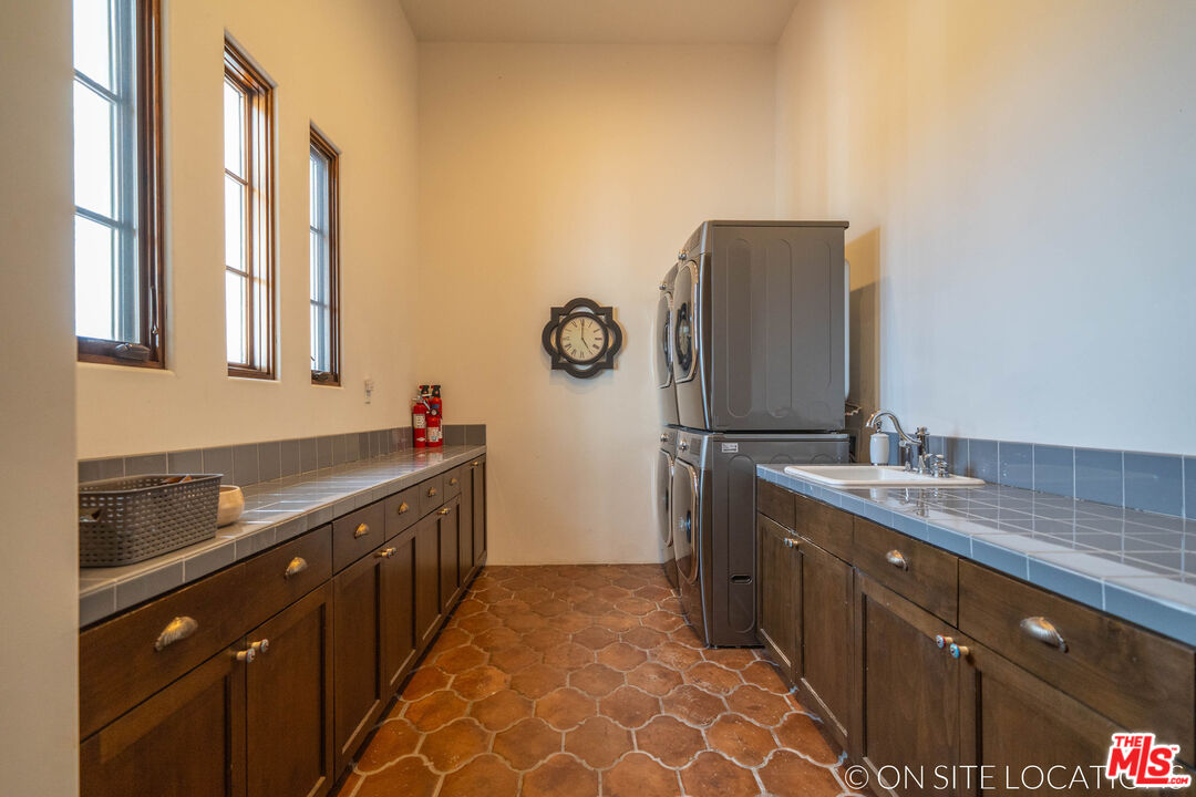 9785 Deer Creek Road Malibu, CA 90265 - Photo 42 of 75 a spacious bathroom with a double vanity sink mirror and