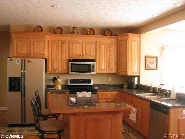 4815 Cottage Road Blackstone, VA 23824 - Photo 3 of 12 Kitchen - stainleess steel appliances, island, lot