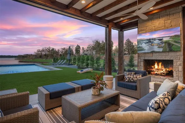 a view of an house with swimming pool