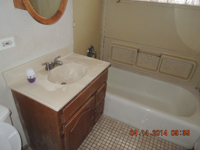 4742 South Kilpatrick Avenue Chicago, IL 60632 - Photo 11 of 21 a bathroom with a sink and a bathtub
