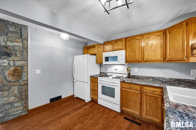 $226,000 | 1701 East Oakhurst Lane, Chillicothe, IL 61523