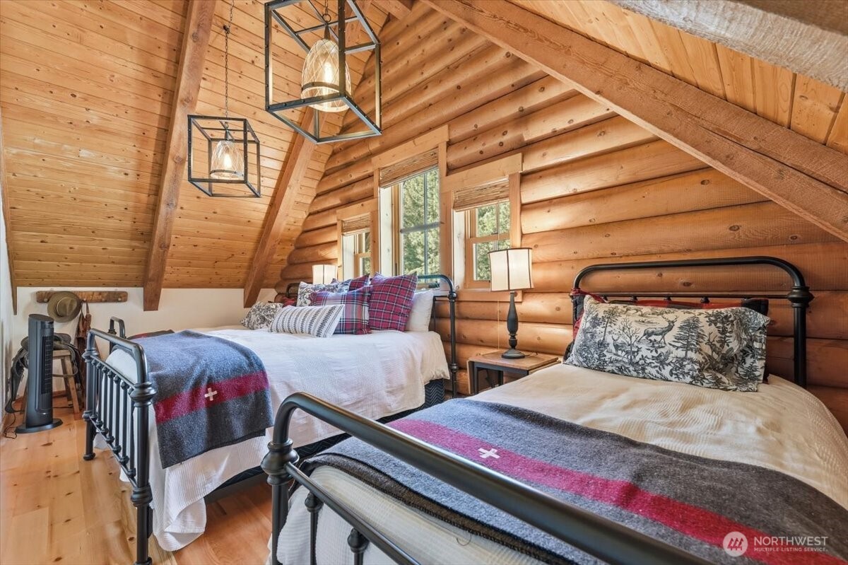 2250 First Crk Road Chelan, WA 98816 - Photo 28 of 39 a bedroom with three beds and wooden floor
