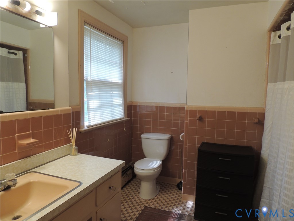 8331 Trabue Road Richmond, VA 23235 - Photo 26 of 29 Upstairs hall bathroom with Tub/Shower and vanity