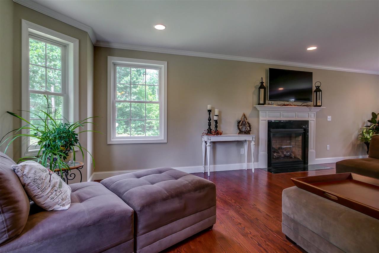 33 Lawrence Road Derry, NH 03038 - Photo 5 of 40