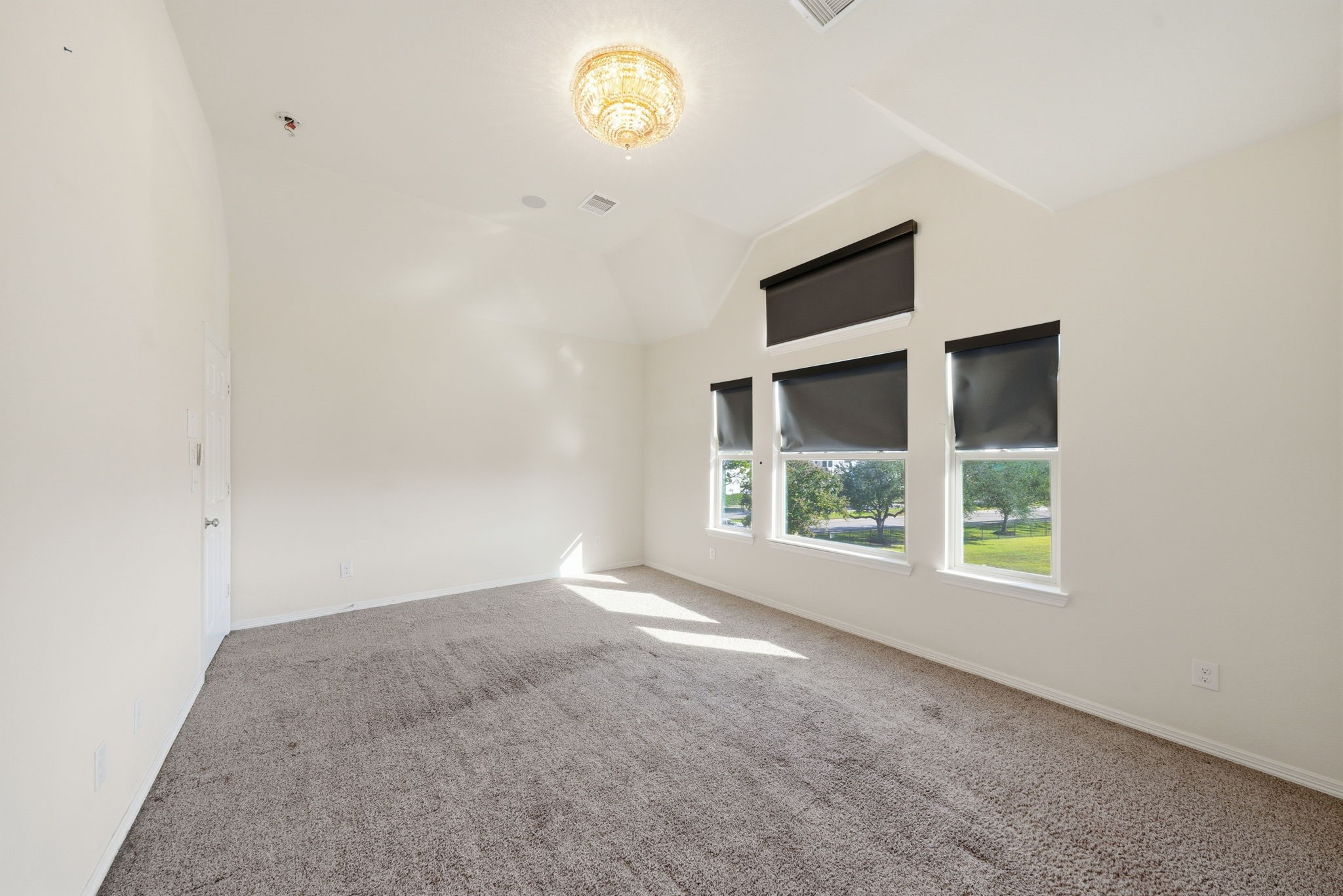 10218 Spring Shadows Park Circle Houston, TX 77080 - Photo 28 of 46 an empty room with a window