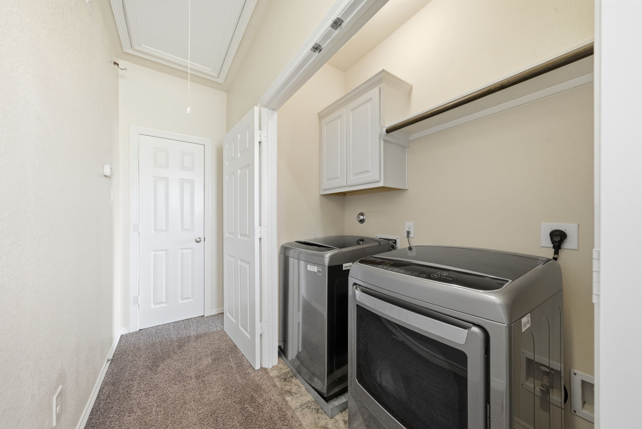 10218 Spring Shadows Park Circle Houston, TX 77080 - Photo 34 of 46 a kitchen with a stove and a sink