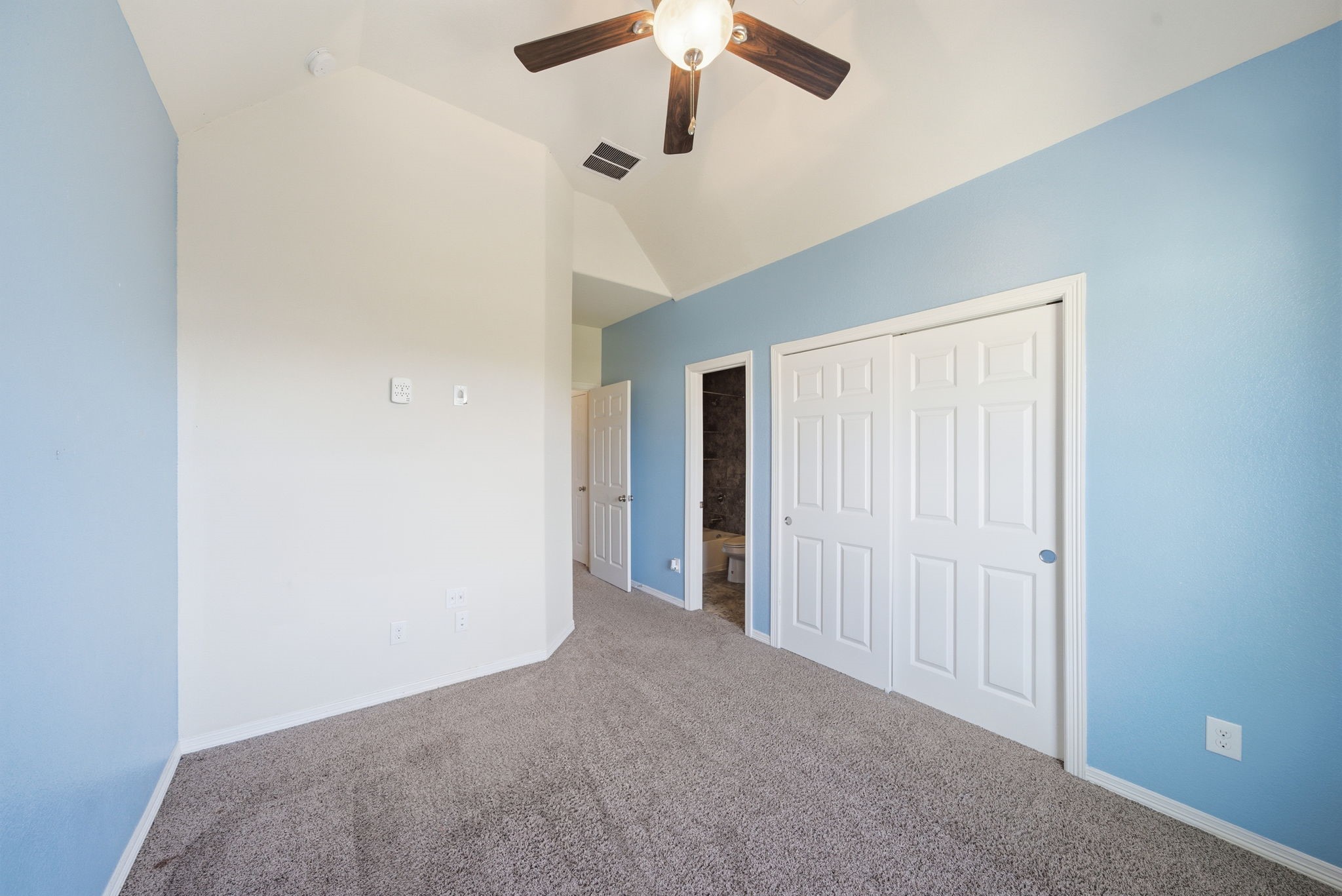 10218 Spring Shadows Park Circle Houston, TX 77080 - Photo 36 of 46 an empty room with chandelier fan