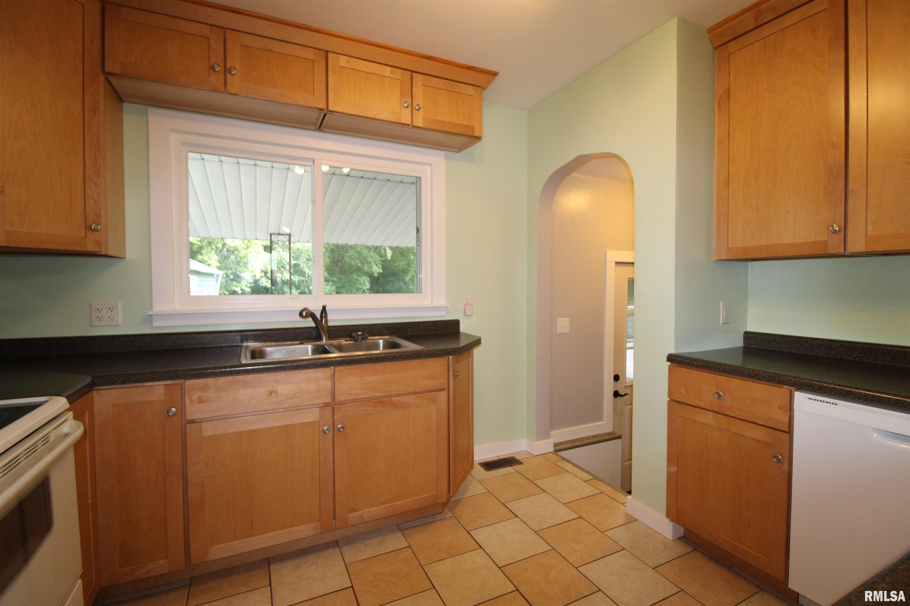 612 Spring Street Washington, IL 61571 - Photo 6 of 33 Gallery Image 6