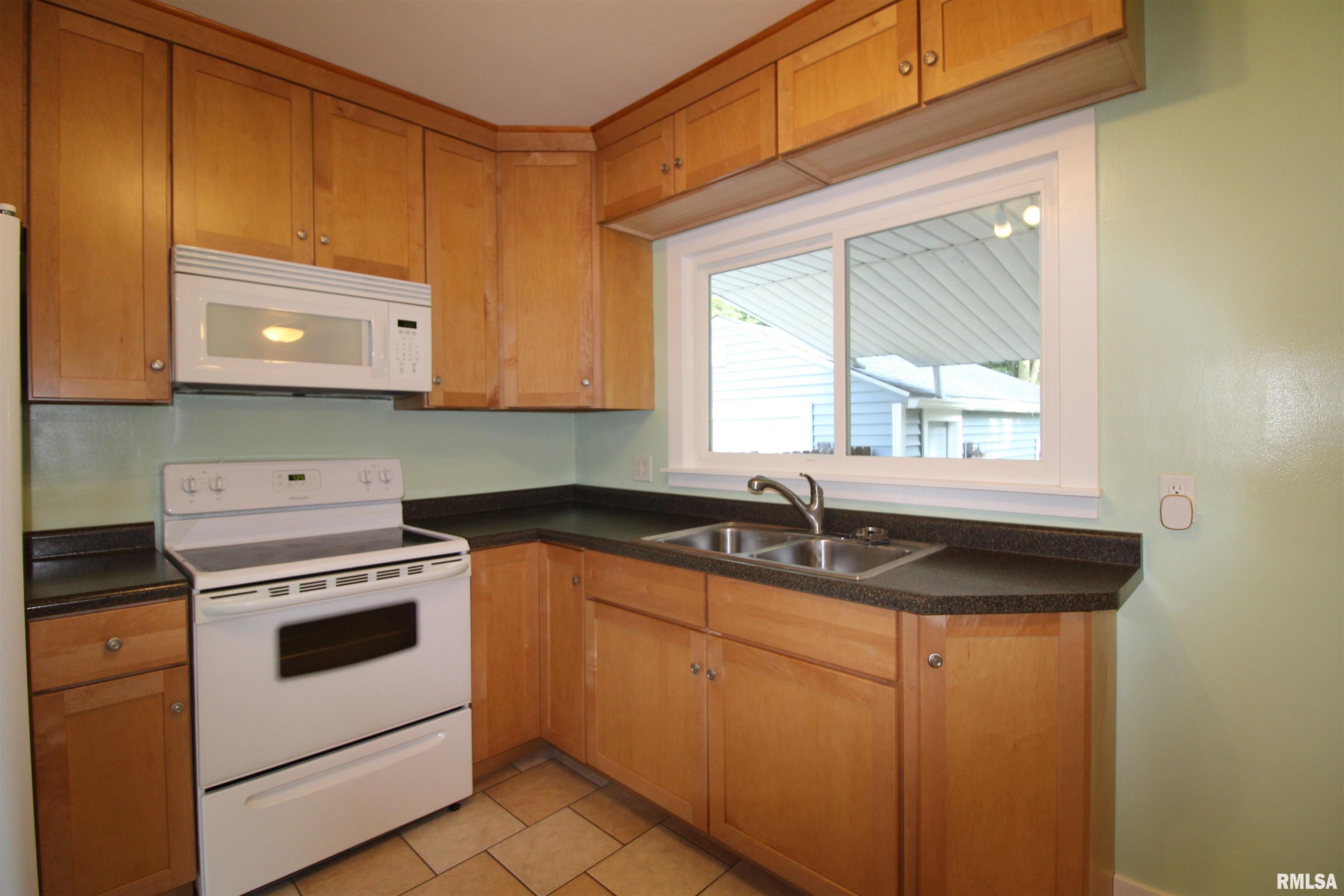 612 Spring Street Washington, IL 61571 - Photo 8 of 33 Gallery Image 8