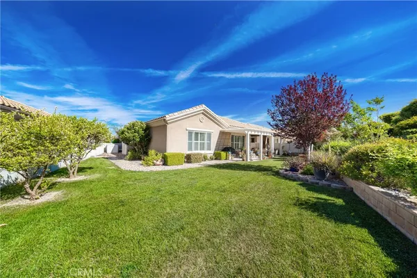a view of a house with backyard and garden