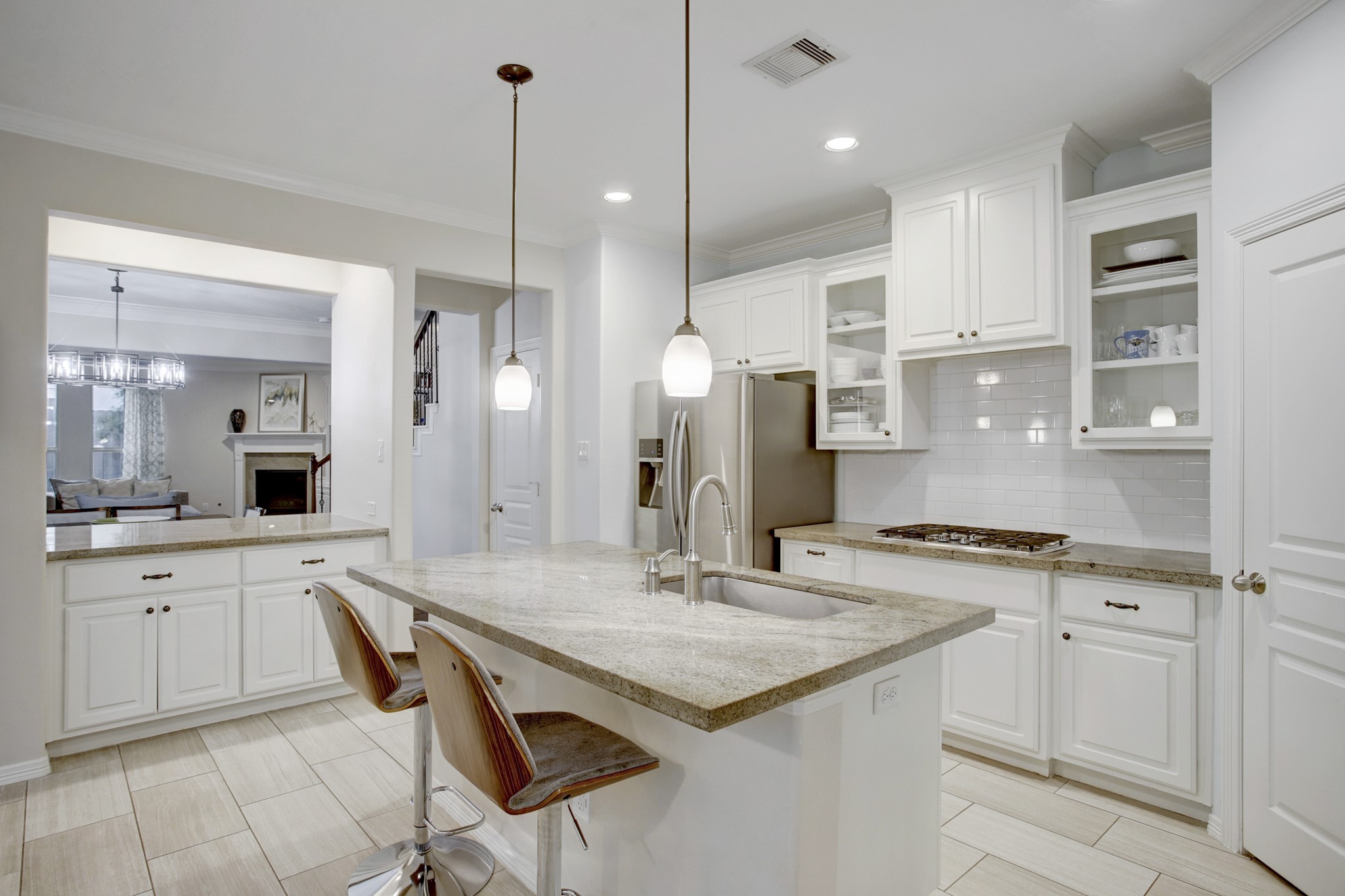 4230 Drake Street Houston, TX 77005 - Photo 10 of 38 Kitchen - This fully equipped kitchen showcases a stainless-steel appliance package consisting of a Samsung refrigerator, Whirlpool oven, a 5-burner Whirlpool gas cooktop, Whirlpool microwave, Whirlpool dishwasher and an undermount sink with a pull-down sprayer.