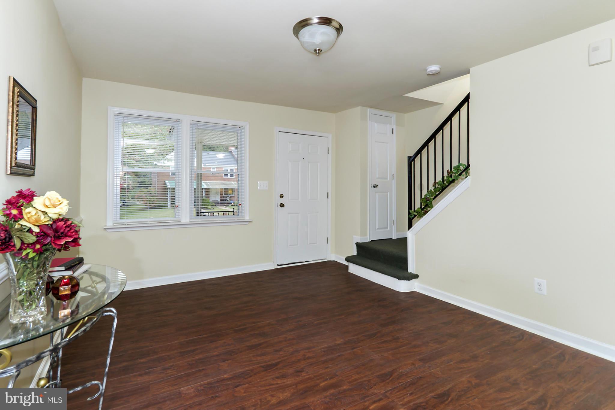 4539 Pen Lucy Road Baltimore, MD 21229 - Photo 4 of 30 Living Room