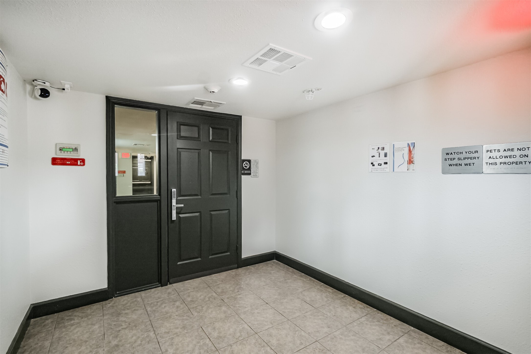 1025 Swanson Street, Unit 208 Houston, TX 77030 - Photo 5 of 19 a view of an empty room