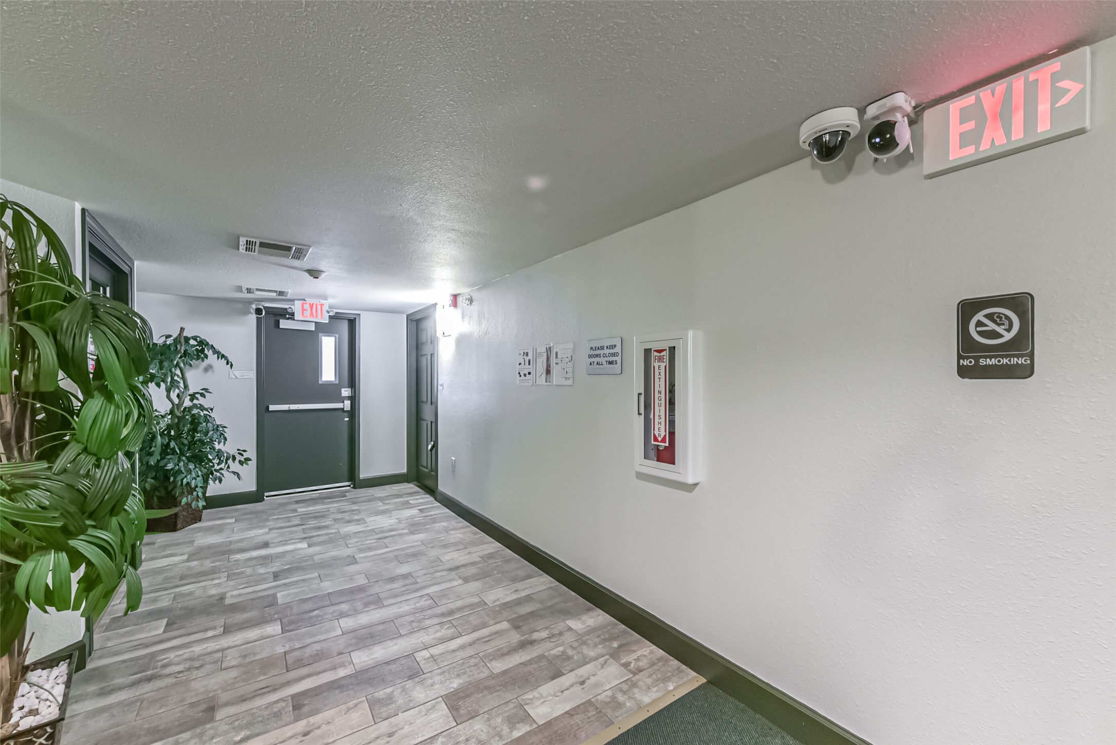 1025 Swanson Street, Unit 208 Houston, TX 77030 - Photo 8 of 19 a view of a hallway with entryway