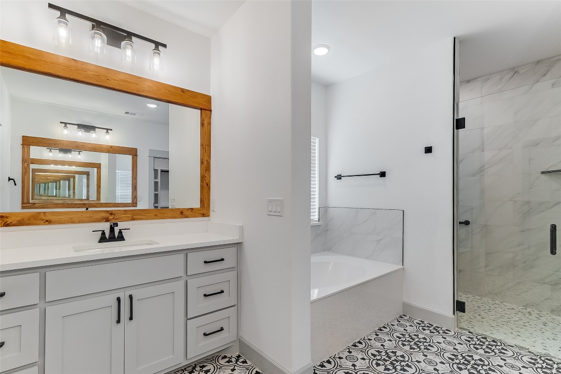 825 County Road 3152 Kempner, TX 76539 - Photo 16 of 34 a bathroom with a sink a mirror and a bathtub