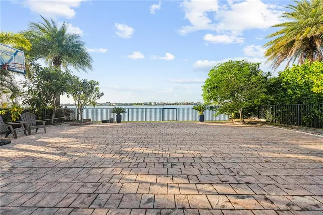 a view of a backyard