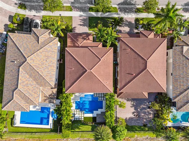 a view of a house and a yard with plants