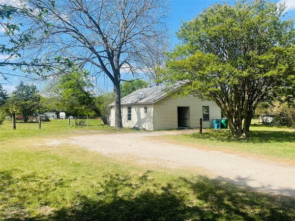 $1,800 | 202 5 Points Road, Waxahachie, TX 75165