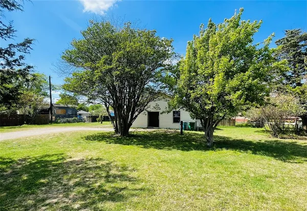 $1,800 | 202 5 Points Road, Waxahachie, TX 75165