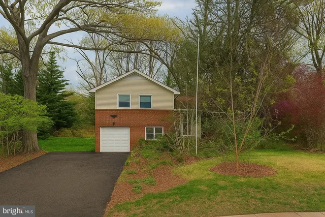 $999,900 | 239 Old Courthouse Road Northeast, Vienna, VA 22180