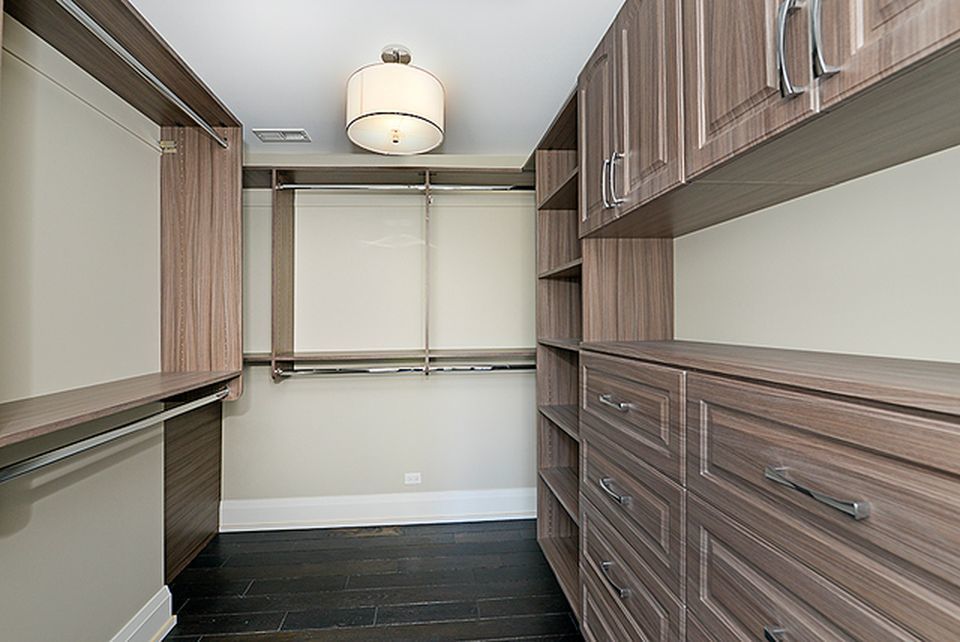 330 Brookside Lane Glencoe, IL 60022 - Photo 19 of 40 a view of an empty walk in closet