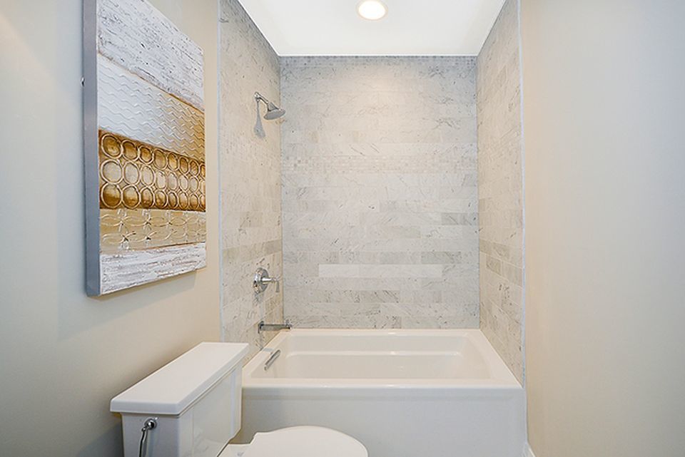 330 Brookside Lane Glencoe, IL 60022 - Photo 28 of 40 a bathroom with a toilet and a bathtub