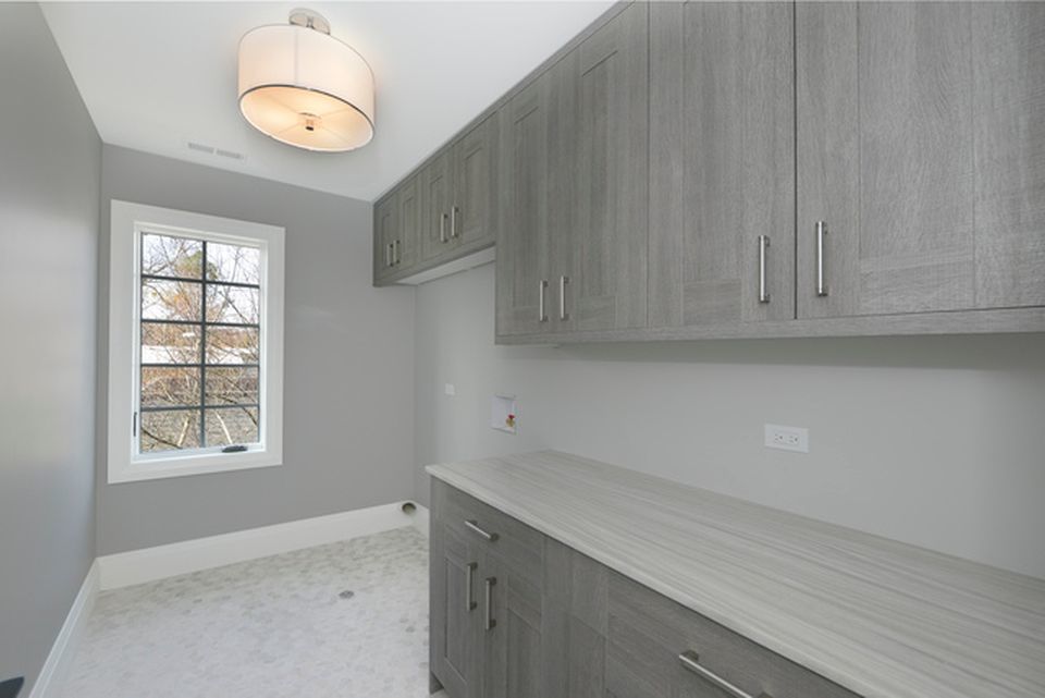 330 Brookside Lane Glencoe, IL 60022 - Photo 29 of 40 an empty room with windows