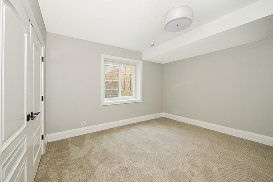 330 Brookside Lane Glencoe, IL 60022 - Photo 34 of 40 an empty room with a window
