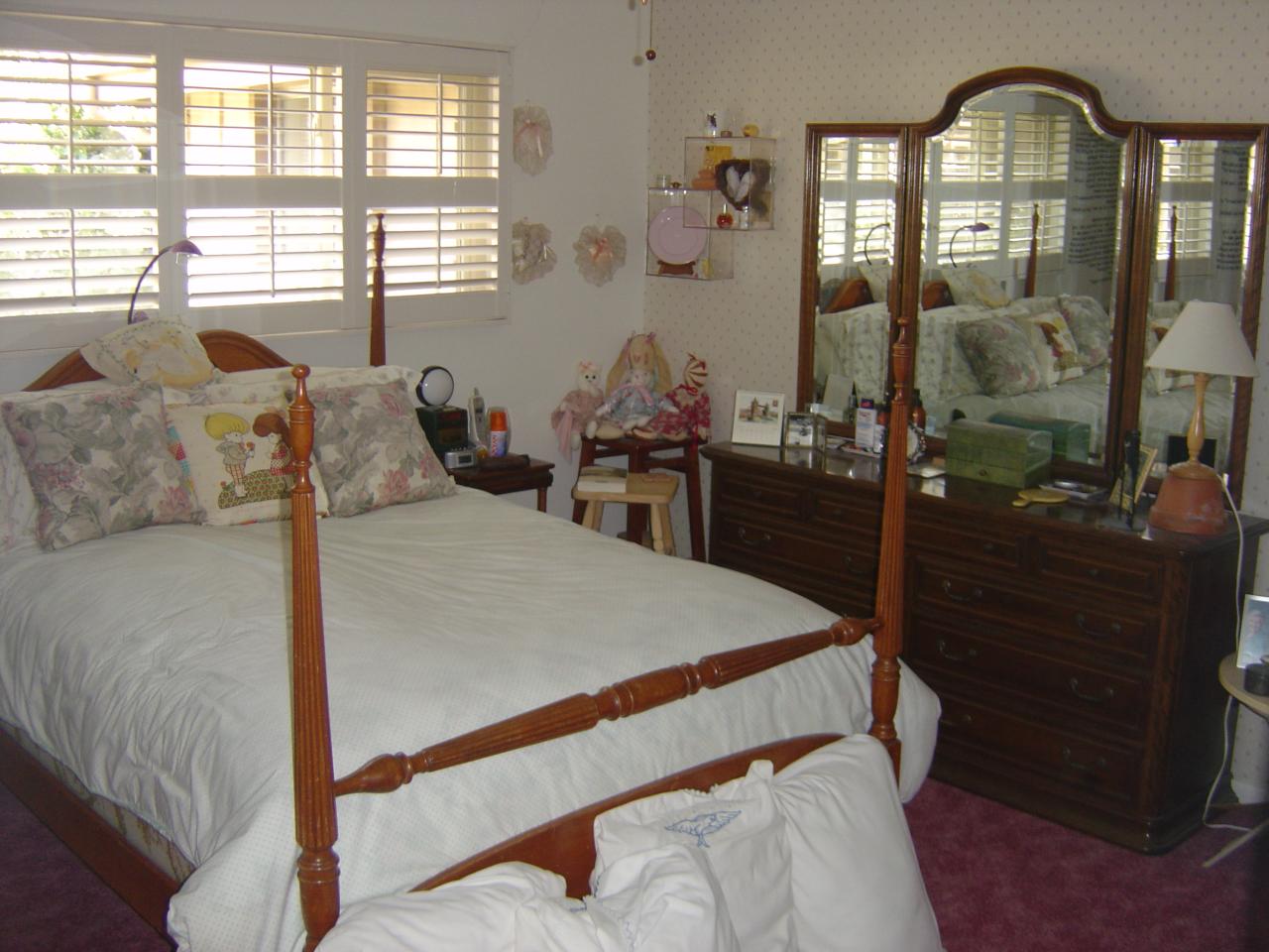 5726 Encina Road, Unit 3 Santa Barbara, CA 93117 - Photo 6 of 26 a bed room with a bed and a mirror