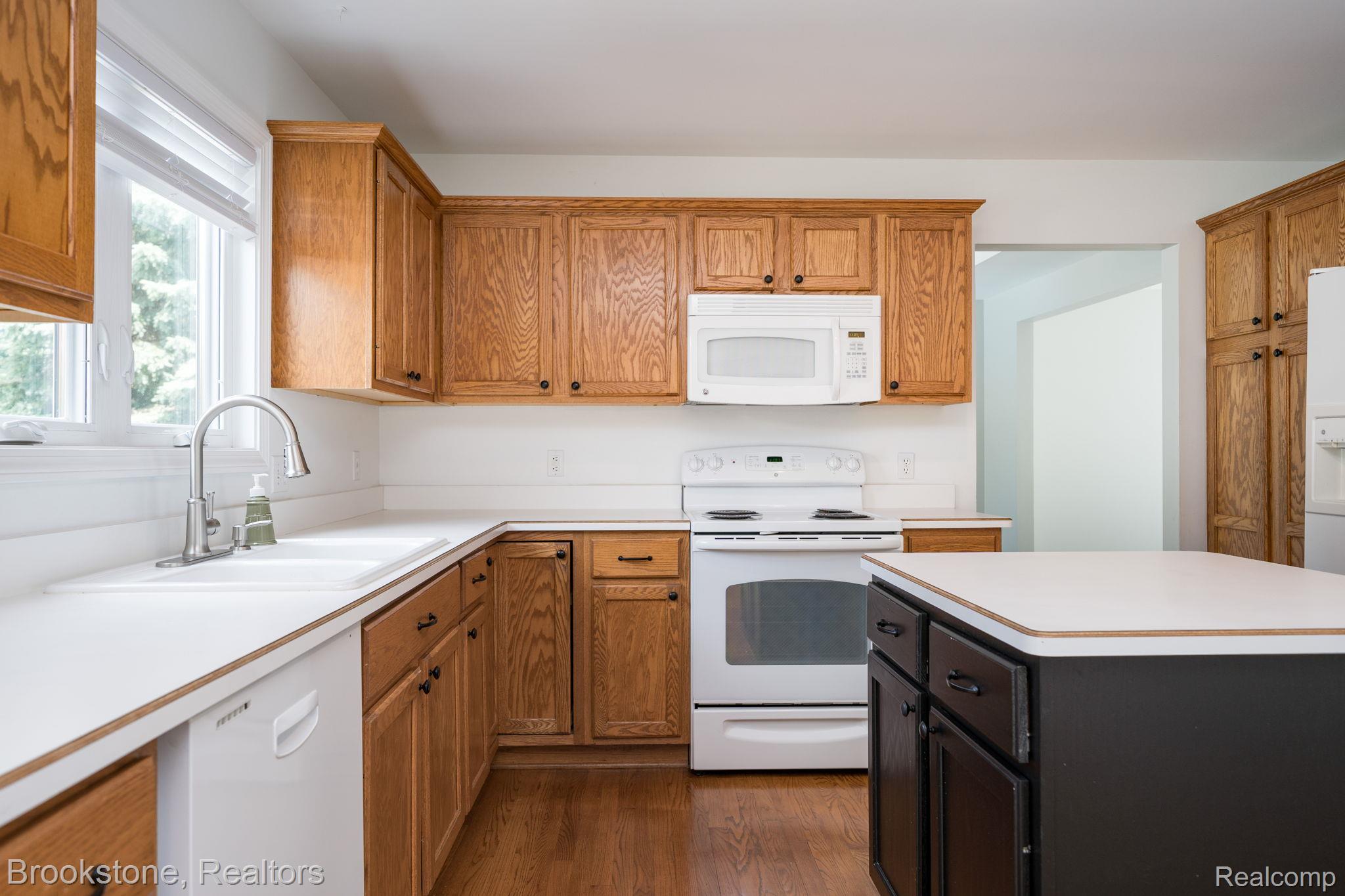 3812 Kossuth Road Lake Orion, MI 48360 - Photo 9 of 47 Tons of prep space!