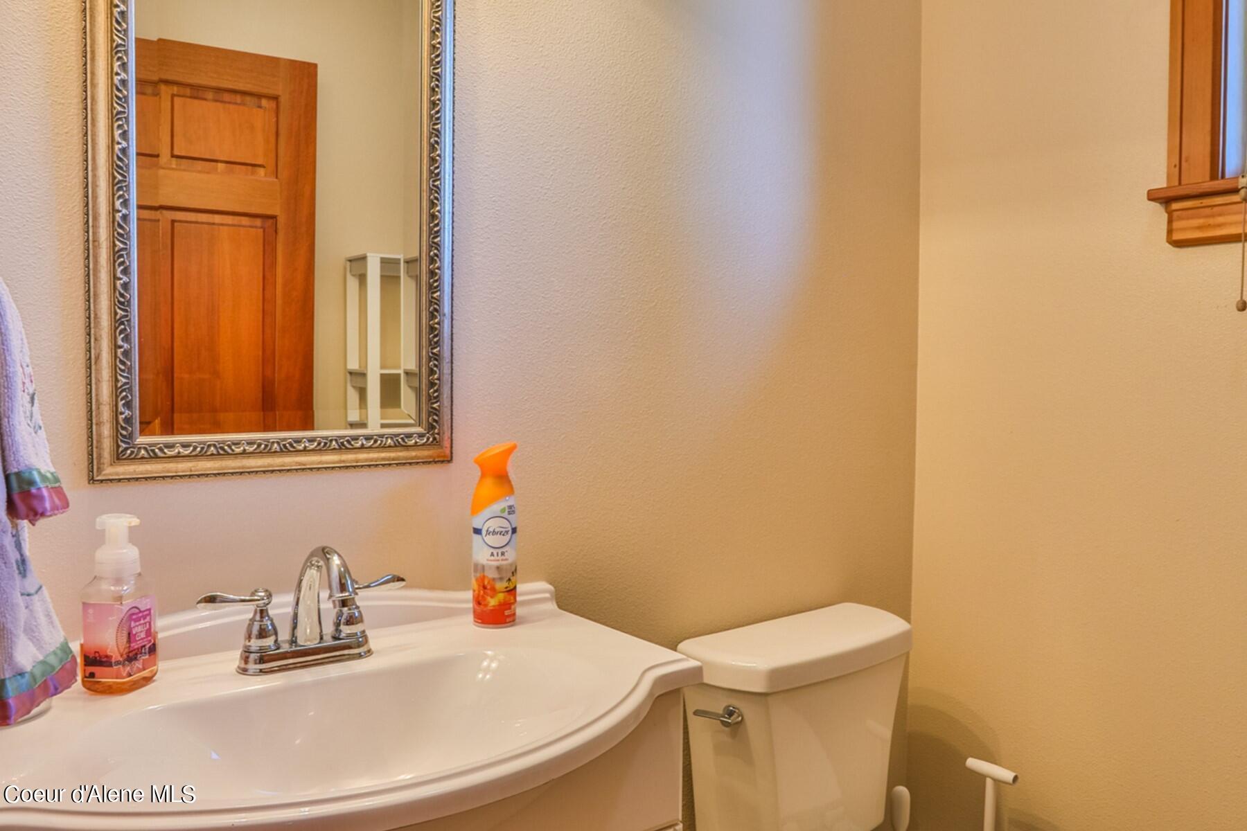 1524 Sunrise Road Bonners Ferry, ID 83805 - Photo 29 of 49 Powder room