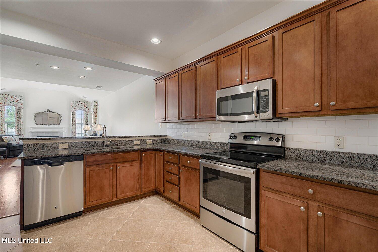 8817 Parkview Oaks Circle Olive Branch, MS 38654 - Photo 13 of 27 14-14-2426272mi-8817 Parkview Oaks Cir