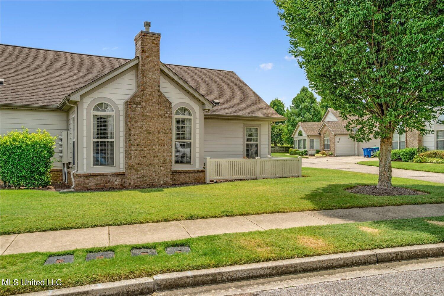 8817 Parkview Oaks Circle Olive Branch, MS 38654 - Photo 2 of 27 03-03-2426272mi-8817 Parkview Oaks Cir