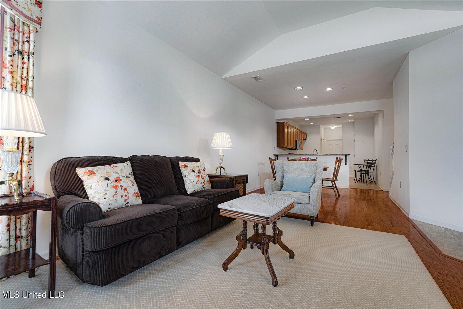 8817 Parkview Oaks Circle Olive Branch, MS 38654 - Photo 8 of 27 09-09-2426272mi-8817 Parkview Oaks Cir