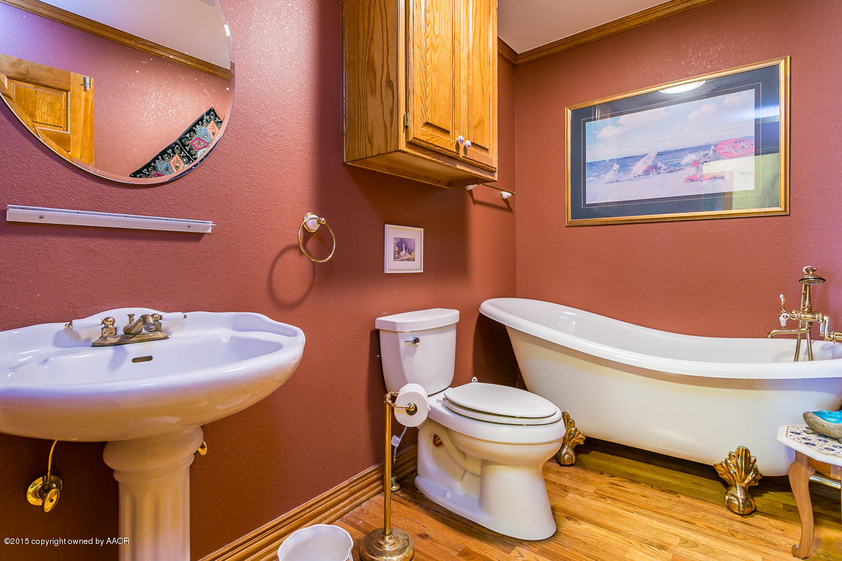 1401 Rimsite Drive Amarillo, TX 79118 - Photo 35 of 43 Bath 3 - Hall Bath