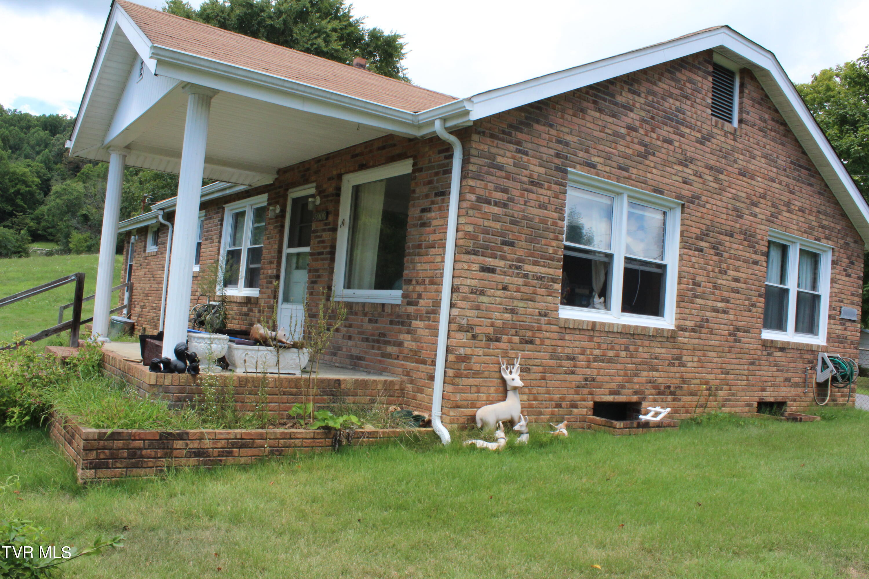 5909 Roseberry Road Kingsport, TN 37660 - Photo 3 of 21 IMG_6516