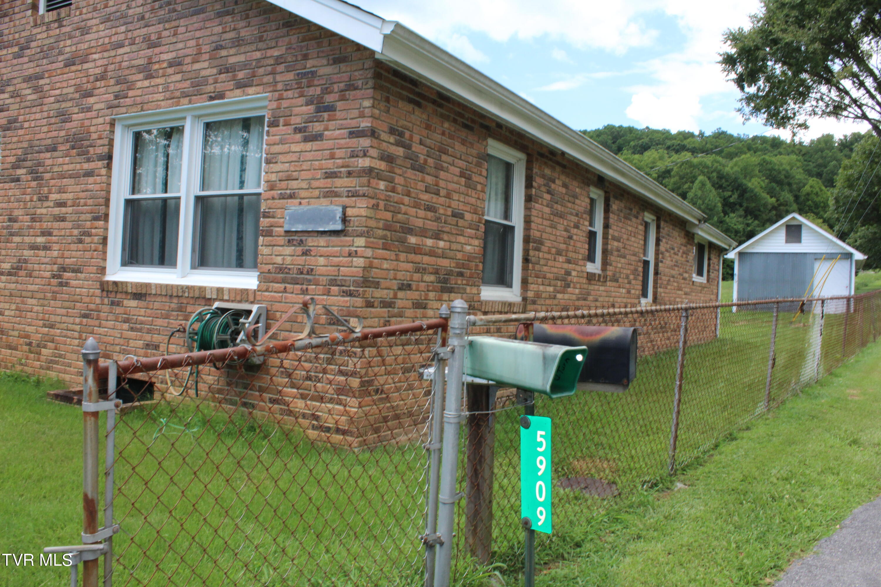 5909 Roseberry Road Kingsport, TN 37660 - Photo 4 of 21 IMG_6517