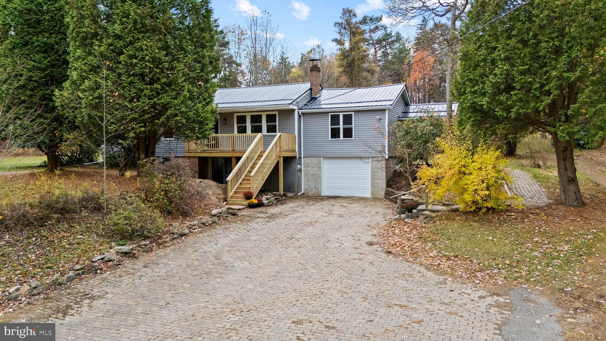 a view of a house with backyard