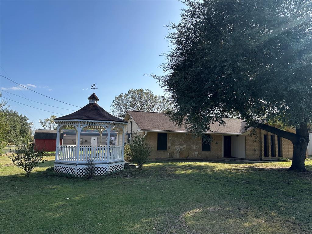 137 Oakview Circle Waco, TX 76705 - Photo 2 of 35 a front view of a house with a garden