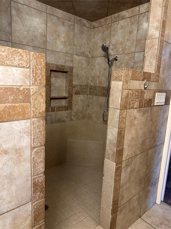 137 Oakview Circle Waco, TX 76705 - Photo 25 of 35 a bathroom with a shower